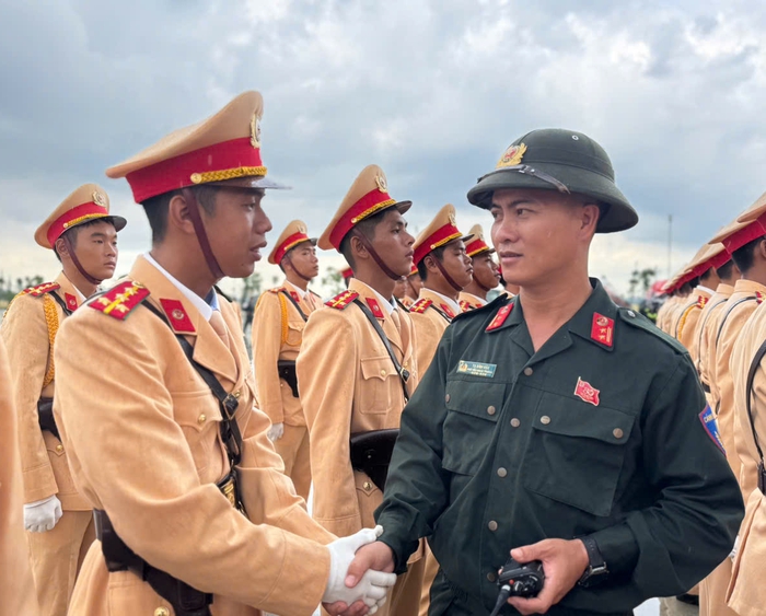 Lãnh đạo Bộ Tư lệnh Cảnh sát cơ động viếng mẹ của chiến sĩ đang tham gia diễu binh, diễu hành - Ảnh 2. Lãnh đạo Bộ Tư lệnh Cảnh sát cơ động viếng mẹ của chiến sĩ đang tham gia diễu binh, diễu hành - Ảnh 2.