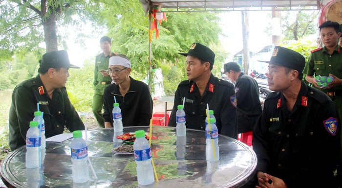 Lãnh đạo Bộ Tư lệnh Cảnh sát cơ động viếng mẹ của chiến sĩ đang tham gia diễu binh, diễu hành - Ảnh 1. Lãnh đạo Bộ Tư lệnh Cảnh sát cơ động viếng mẹ của chiến sĩ đang tham gia diễu binh, diễu hành - Ảnh 1.