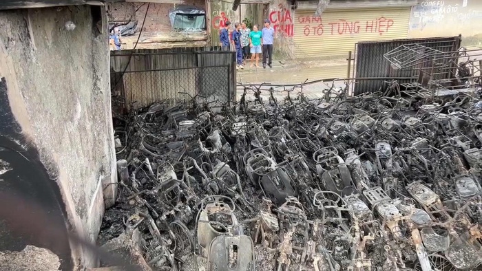 Mất phương tiện đi làm vì vụ hỏa hoạn ở bãi gửi xe máy dưới chân cầu Vĩnh Tuy- Ảnh 2. Mất phương tiện đi làm vì vụ hỏa hoạn ở bãi gửi xe máy dưới chân cầu Vĩnh Tuy- Ảnh 2.