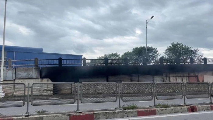 Mất phương tiện đi làm vì vụ hỏa hoạn ở bãi gửi xe máy dưới chân cầu Vĩnh Tuy- Ảnh 4. Mất phương tiện đi làm vì vụ hỏa hoạn ở bãi gửi xe máy dưới chân cầu Vĩnh Tuy- Ảnh 4.