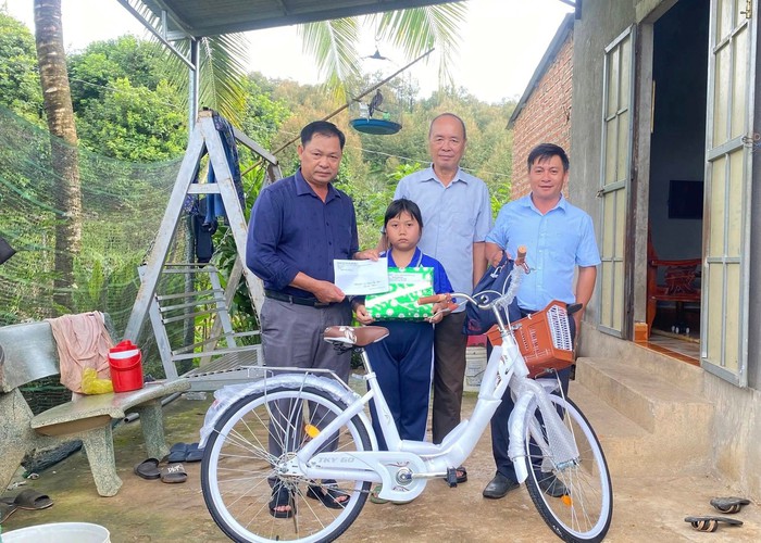 Xã Đạ Huoai 2, Lâm Đồng: 69 học sinh nghèo được Xã Đạ Huoai 2, Lâm Đồng: 69 học sinh nghèo được