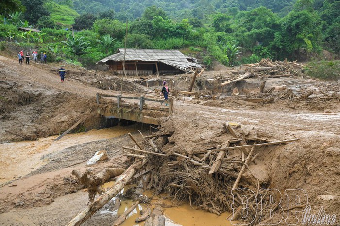 Trình cấp có thẩm quyền khen thưởng Trưởng bản Mùa A Thi cứu 90 người dân thoát khỏi thảm họa lũ quét- Ảnh 1. Trình cấp có thẩm quyền khen thưởng Trưởng bản Mùa A Thi cứu 90 người dân thoát khỏi thảm họa lũ quét- Ảnh 1.