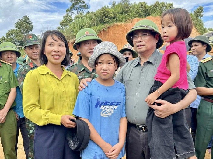 Thủ tướng thăm hỏi người dân và chỉ đạo khắc phục hậu quả thiên tai ở Điện Biên- Ảnh 4.