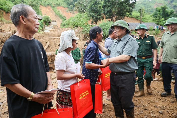 Thủ tướng thăm hỏi người dân và chỉ đạo khắc phục hậu quả thiên tai ở Điện Biên- Ảnh 5.