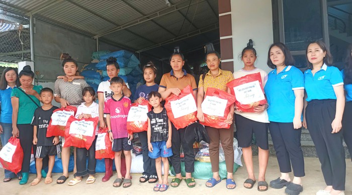 TƯ Hội LHPN Việt Nam trao 500 phần quà cho hội viên phụ nữ bị thiệt hại do bão số 3- Ảnh 1. TƯ Hội LHPN Việt Nam trao 500 phần quà cho hội viên phụ nữ bị thiệt hại do bão số 3- Ảnh 1.