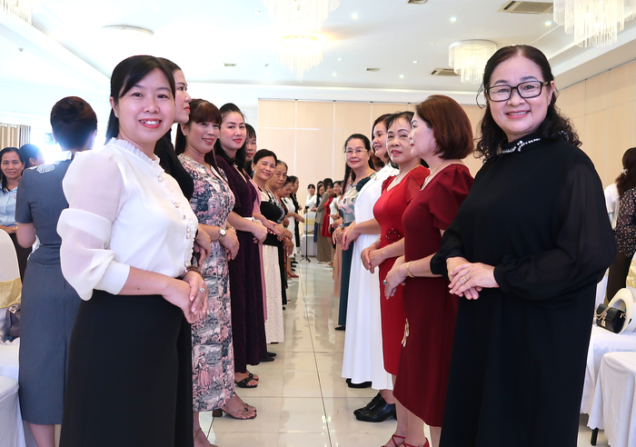 Phụ nữ Long Bình học cách trở nên có khí chất - Ảnh 3. Phụ nữ Long Bình học cách trở nên có khí chất - Ảnh 3.