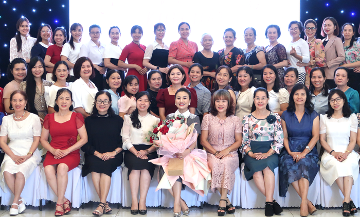 Phụ nữ Long Bình học cách trở nên có khí chất - Ảnh 4. Phụ nữ Long Bình học cách trở nên có khí chất - Ảnh 4.