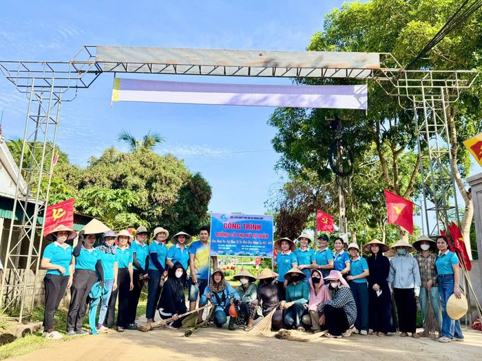 Đường làng rợp sắc cờ hoa nhờ bàn tay phụ nữ Minh Hợp- Ảnh 1. Đường làng rợp sắc cờ hoa nhờ bàn tay phụ nữ Minh Hợp- Ảnh 1.