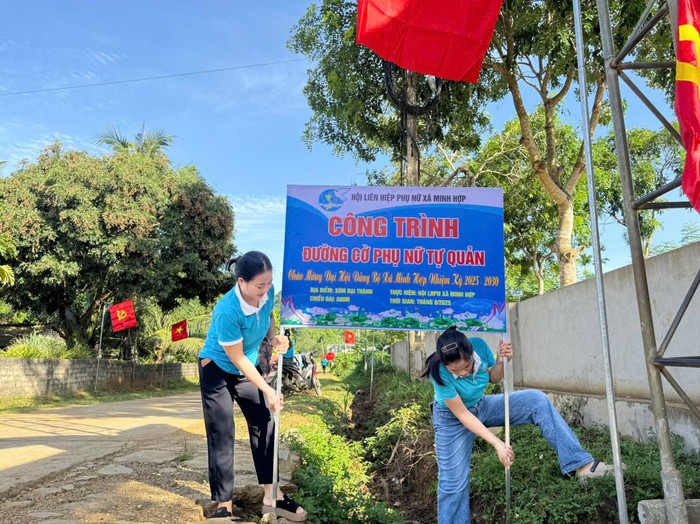 Đường làng rợp sắc cờ hoa nhờ bàn tay phụ nữ Minh Hợp- Ảnh 3. Đường làng rợp sắc cờ hoa nhờ bàn tay phụ nữ Minh Hợp- Ảnh 3.