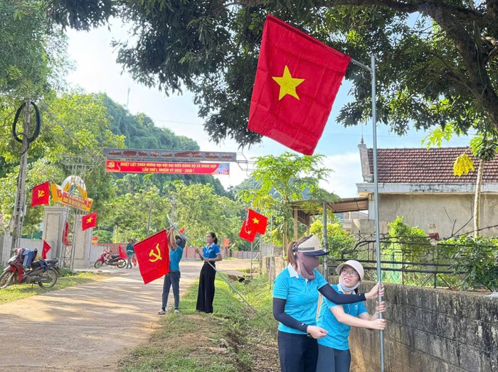 Đường làng rợp sắc cờ hoa nhờ bàn tay phụ nữ Minh Hợp- Ảnh 2. Đường làng rợp sắc cờ hoa nhờ bàn tay phụ nữ Minh Hợp- Ảnh 2.