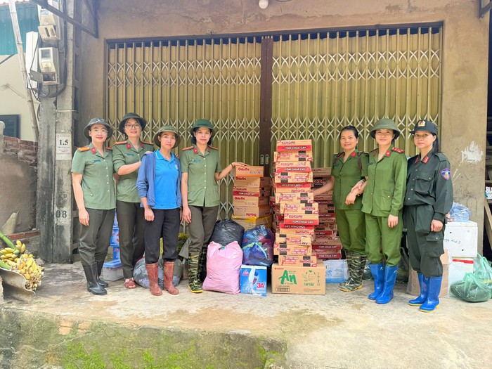 Phụ nữ Công an tỉnh Điện Biên chung tay phòng chống dịch bệnh sau mưa lũ- Ảnh 1. Phụ nữ Công an tỉnh Điện Biên chung tay phòng chống dịch bệnh sau mưa lũ- Ảnh 1.