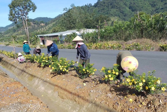 Phụ nữ Đạ Tẻh 2 tích cực làm đẹp cảnh quan nông thôn - Ảnh 1. Phụ nữ Đạ Tẻh 2 tích cực làm đẹp cảnh quan nông thôn - Ảnh 1.