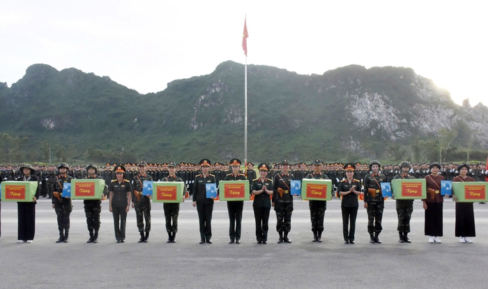 Ban Phụ nữ Quân đội thăm, tặng quà nữ quân nhân tham gia nhiệm vụ A80- Ảnh 1. Ban Phụ nữ Quân đội thăm, tặng quà nữ quân nhân tham gia nhiệm vụ A80- Ảnh 1.