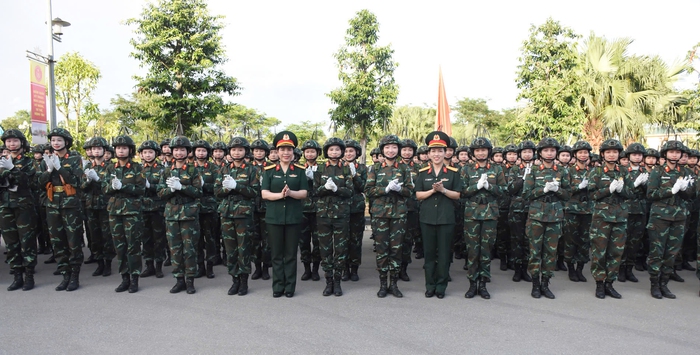 Ban Phụ nữ Quân đội thăm, tặng quà nữ quân nhân tham gia nhiệm vụ A80- Ảnh 2. Ban Phụ nữ Quân đội thăm, tặng quà nữ quân nhân tham gia nhiệm vụ A80- Ảnh 2.