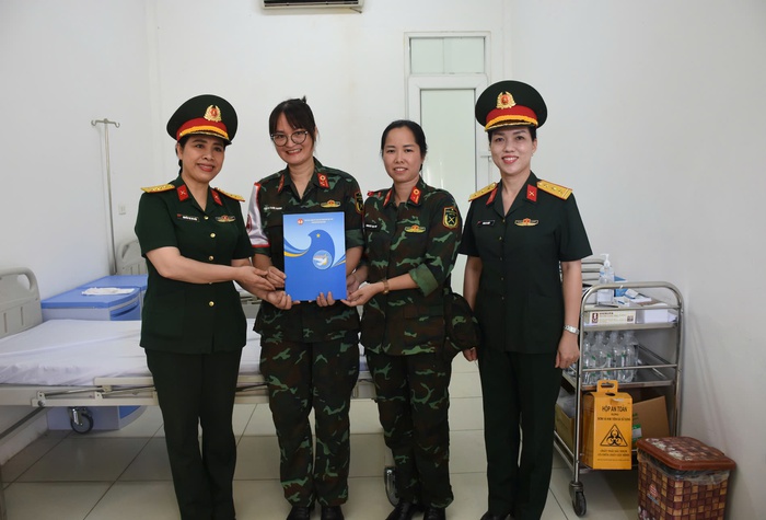 Ban Phụ nữ Quân đội thăm, tặng quà nữ quân nhân tham gia nhiệm vụ A80- Ảnh 5. Ban Phụ nữ Quân đội thăm, tặng quà nữ quân nhân tham gia nhiệm vụ A80- Ảnh 5.