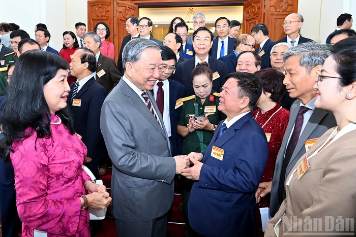 Trí thức, nhà khoa học, văn nghệ sỹ - lực lượng tiên phong mở đường cho dân tộc tiến lên- Ảnh 4. Trí thức, nhà khoa học, văn nghệ sỹ - lực lượng tiên phong mở đường cho dân tộc tiến lên- Ảnh 4.