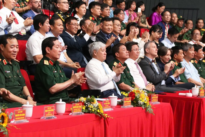 Giao lưu nghệ thuật "Theo ánh bình minh": Chung tay xoa dịu nỗi đau da cam- Ảnh 1.
