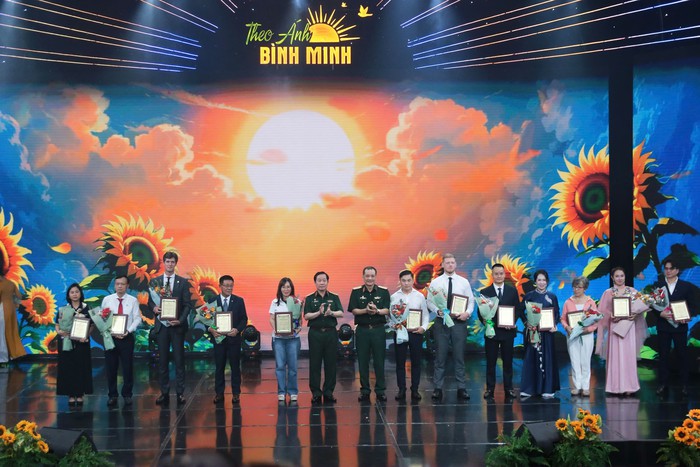 Giao lưu nghệ thuật "Theo ánh bình minh": Chung tay xoa dịu nỗi đau da cam- Ảnh 2.