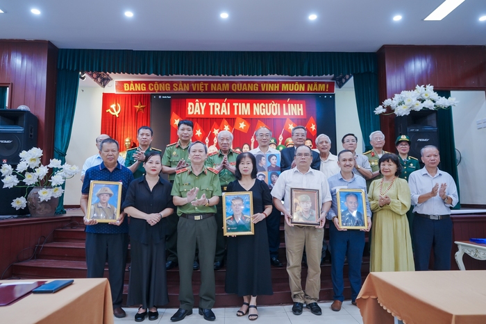 Anh hùng LLVTND - Thiếu tướng Đào Trọng Hùng trao di ảnh "Mãi mãi tuổi 20" cho Bảo tàng Phụ nữ Việt Nam Anh hùng LLVTND - Thiếu tướng Đào Trọng Hùng trao di ảnh "Mãi mãi tuổi 20" cho Bảo tàng Phụ nữ Việt Nam