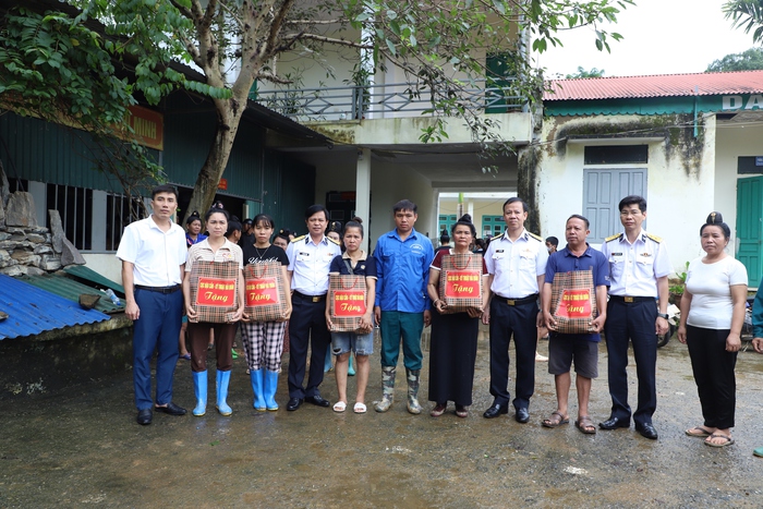 Bộ đội Hải quân tặng 6 tấn gạo và quà cho người dân bị thiệt hại do mưa lũ ở Điện Biên - Ảnh 1.