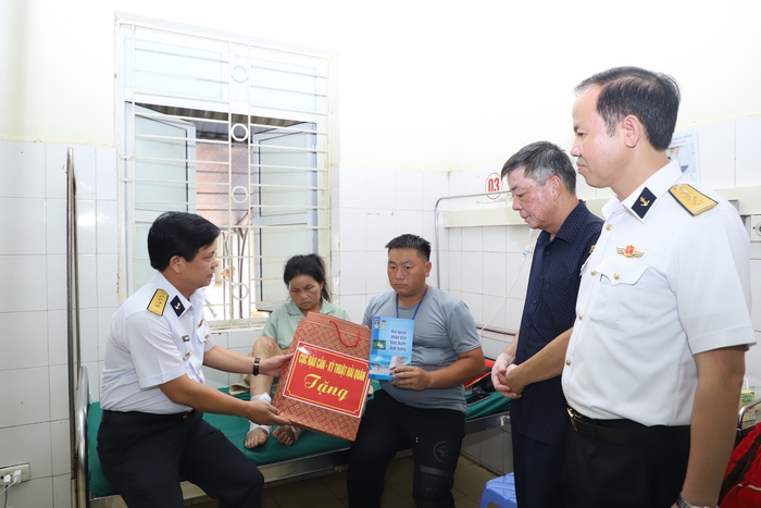 Bộ đội Hải quân tặng 6 tấn gạo và quà cho người dân bị thiệt hại do mưa lũ ở Điện Biên - Ảnh 2.