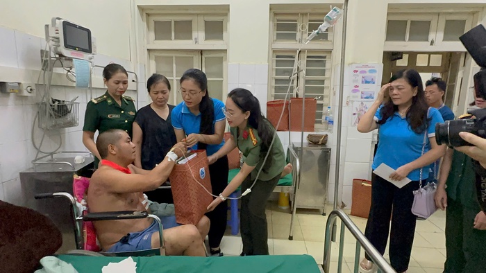 Hội LHPN Điện Biên thăm hỏi, hỗ trợ phụ nữ, trẻ em bị ảnh hưởng do lũ quét, sạt lở- Ảnh 2.