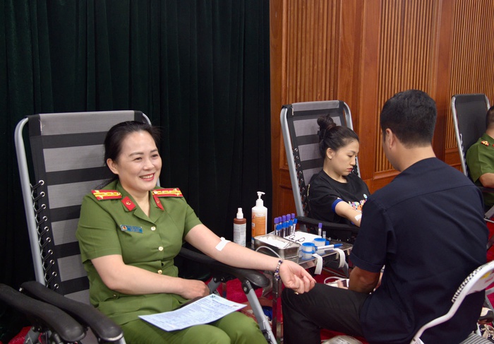 Gần 200 cán bộ, chiến sĩ Công an hiến máu tình nguyện cho Bệnh viện Nhi Trung ương- Ảnh 1.