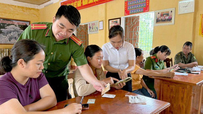 Lào Cai hoàn thành mục tiêu 70% người dân có tài khoản VNeID- Ảnh 1. Lào Cai hoàn thành mục tiêu 70% người dân có tài khoản VNeID- Ảnh 1.