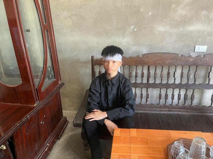 Nam sinh lớp 7 mồ côi cha mẹ, chăm ông liệt giường trong cảnh khó khăn- Ảnh 2.