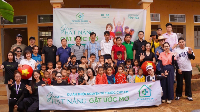 Cao Bằng: Trao tặng 48 tủ thuốc cho các điểm trường vùng cao- Ảnh 1.