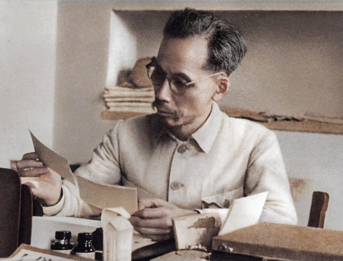 Chủ tịch Hồ Chí Minh trong phòng làm việc tại Bắc Bộ phủ, 1946 Chủ tịch Hồ Chí Minh trong phòng làm việc tại Bắc Bộ phủ, 1946
