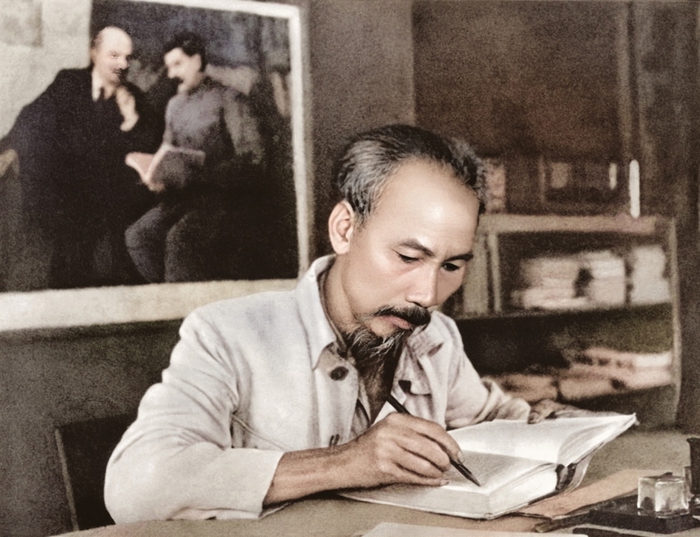 Chủ tịch Hồ Chí Minh trong phòng làm việc tại căn cứ Việt Bắc, 1951 Chủ tịch Hồ Chí Minh trong phòng làm việc tại căn cứ Việt Bắc, 1951