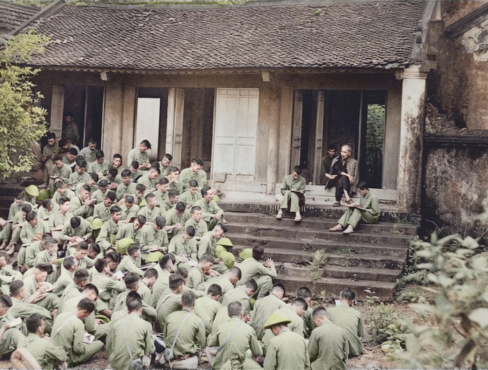 Lời căn dặn tại Đền Hùng: Ngày 19 tháng 9 năm 1954, trên đường từ Việt Bắc về Hà Nội, Chủ tịch Hồ Chí Minh ghé thăm Đền Hùng, Phú Thọ và gặp gỡ các cán bộ, chiến sĩ thuộc Đại đoàn Quân tiên phong (Sư đoàn 308) đang trên đường tiến về Thủ đô Hà Nội. Tại Đền Giếng (nằm trong quần thể Đền Hùng), vị lãnh tụ đã căn dặn các cán bộ, chiến sĩ: “Ngày xưa các Vua Hùng đã có công dựng nước, ngày nay Bác cháu ta phải cùng nhau giữ lấy nước”. Lời căn dặn tại Đền Hùng: Ngày 19 tháng 9 năm 1954, trên đường từ Việt Bắc về Hà Nội, Chủ tịch Hồ Chí Minh ghé thăm Đền Hùng, Phú Thọ và gặp gỡ các cán bộ, chiến sĩ thuộc Đại đoàn Quân tiên phong (Sư đoàn 308) đang trên đường tiến về Thủ đô Hà Nội. Tại Đền Giếng (nằm trong quần thể Đền Hùng), vị lãnh tụ đã căn dặn các cán bộ, chiến sĩ: “Ngày xưa các Vua Hùng đã có công dựng nước, ngày nay Bác cháu ta phải cùng nhau giữ lấy nước”.