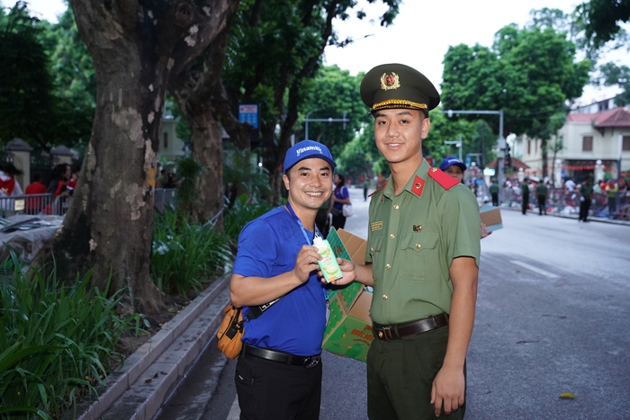 Gần 1 triệu sản phẩm Vinamilk tiếp thêm dinh dưỡng cho các lực lượng diễu binh, diễu hành và người dân tham gia Lễ Kỷ niệm 80 năm Quốc khánh 2/9- Ảnh 5. Gần 1 triệu sản phẩm Vinamilk tiếp thêm dinh dưỡng cho các lực lượng diễu binh, diễu hành và người dân tham gia Lễ Kỷ niệm 80 năm Quốc khánh 2/9- Ảnh 5.
