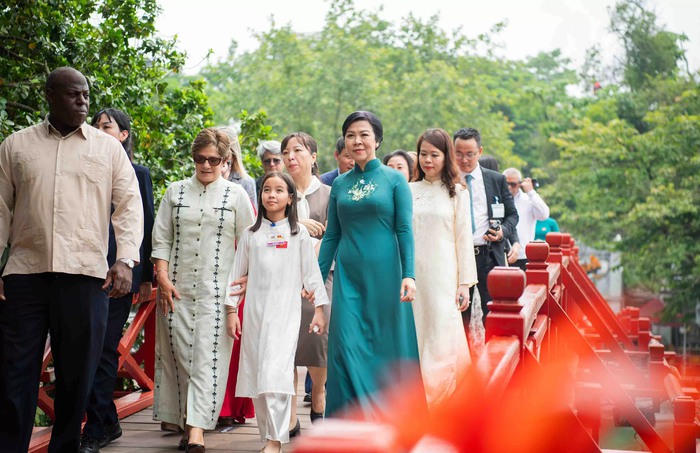 Phu nhân Tổng Bí thư Tô Lâm và Phu nhân Bí thư thứ nhất, Chủ tịch nước Cuba xem rối nước, tham quan đền Ngọc Sơn- Ảnh 4. Phu nhân Tổng Bí thư Tô Lâm và Phu nhân Bí thư thứ nhất, Chủ tịch nước Cuba xem rối nước, tham quan đền Ngọc Sơn- Ảnh 4.