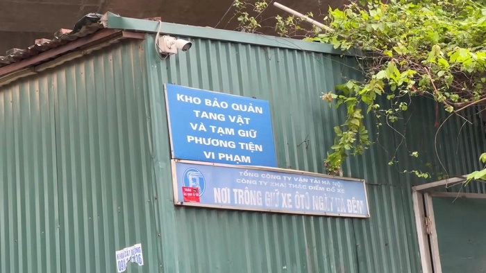 Vụ cháy bãi xe dưới chân cầu Vĩnh Tuy: Phương tiện bị cháy chủ yếu là xe vi phạm bị tạm giữ- Ảnh 2. Vụ cháy bãi xe dưới chân cầu Vĩnh Tuy: Phương tiện bị cháy chủ yếu là xe vi phạm bị tạm giữ- Ảnh 2.
