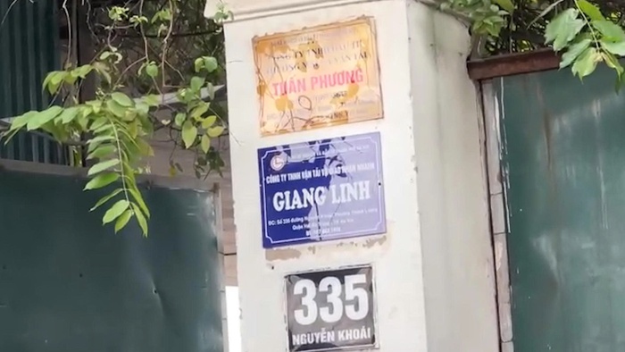 Vụ cháy bãi xe dưới chân cầu Vĩnh Tuy: Phương tiện bị cháy chủ yếu là xe vi phạm bị tạm giữ- Ảnh 1. Vụ cháy bãi xe dưới chân cầu Vĩnh Tuy: Phương tiện bị cháy chủ yếu là xe vi phạm bị tạm giữ- Ảnh 1.