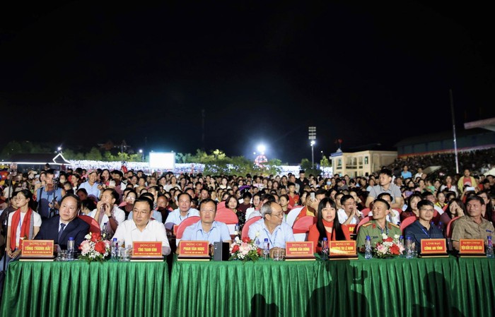 Lai Châu: Tưng bừng đêm hội "Niềm tin son sắt - Vững bước tương lai"- Ảnh 1. Lai Châu: Tưng bừng đêm hội "Niềm tin son sắt - Vững bước tương lai"- Ảnh 1.