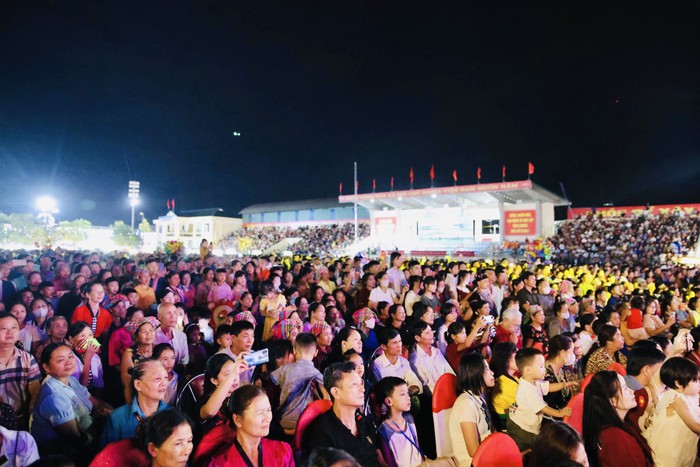 Lai Châu: Tưng bừng đêm hội "Niềm tin son sắt - Vững bước tương lai"- Ảnh 2. Lai Châu: Tưng bừng đêm hội "Niềm tin son sắt - Vững bước tương lai"- Ảnh 2.