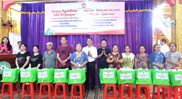 TPHCM: Phường Xuân Hòa trao tặng 200 phần quà đến bà con DTTS khó khăn- Ảnh 2. TPHCM: Phường Xuân Hòa trao tặng 200 phần quà đến bà con DTTS khó khăn- Ảnh 2.