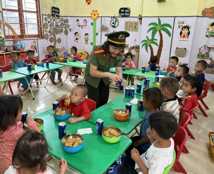 Trao quà cho trẻ em và người dân khó khăn của tỉnh Cao Bằng - Ảnh 1. Trao quà cho trẻ em và người dân khó khăn của tỉnh Cao Bằng - Ảnh 1.