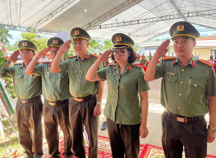 Truy tặng Huân chương Bảo vệ Tổ quốc hạng Ba cho Trung tá Công an hy sinh- Ảnh 1. Truy tặng Huân chương Bảo vệ Tổ quốc hạng Ba cho Trung tá Công an hy sinh- Ảnh 1.