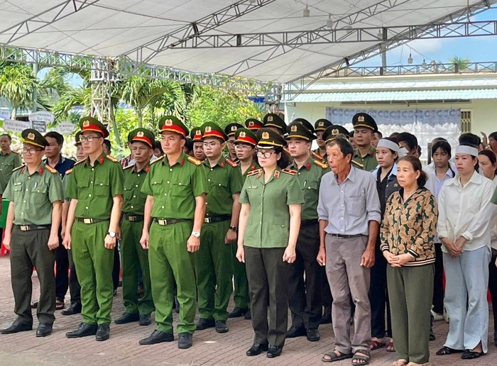 Truy tặng Huân chương Bảo vệ Tổ quốc hạng Ba cho Trung tá Công an hy sinh- Ảnh 2. Truy tặng Huân chương Bảo vệ Tổ quốc hạng Ba cho Trung tá Công an hy sinh- Ảnh 2.