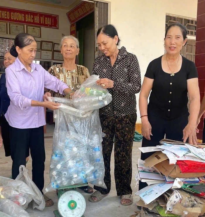 "Biến rác thành tiền" - mô hình nhân văn từ những bàn tay phụ nữ- Ảnh 2. "Biến rác thành tiền" - mô hình nhân văn từ những bàn tay phụ nữ- Ảnh 2.