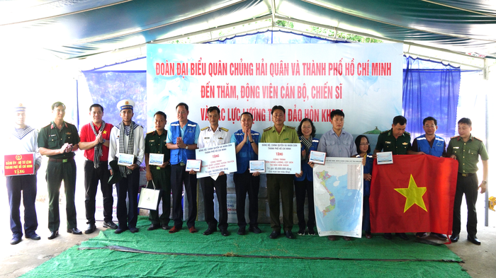 Mang tình cảm đất liền đến với quân và dân vùng biển đảo Tây Nam- Ảnh 2. Mang tình cảm đất liền đến với quân và dân vùng biển đảo Tây Nam- Ảnh 2.