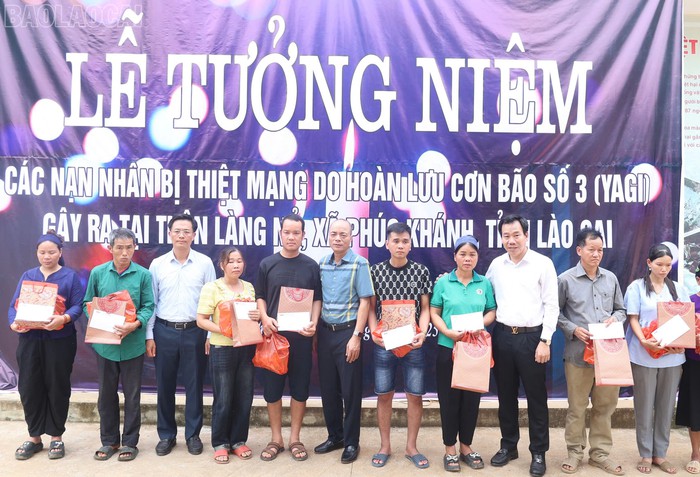 Tưởng niệm các nạn nhân bị thiệt mạng do lũ quét ở Làng Nủ- Ảnh 2. Tưởng niệm các nạn nhân bị thiệt mạng do lũ quét ở Làng Nủ- Ảnh 2.