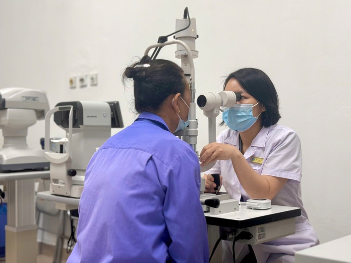 Ngứa mắt suốt 3 năm, người phụ nữ phát hiện rận ký sinh ở mi mắt- Ảnh 1. Ngứa mắt suốt 3 năm, người phụ nữ phát hiện rận ký sinh ở mi mắt- Ảnh 1.