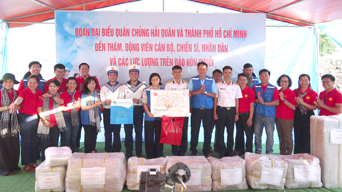 Mang tình cảm đất liền đến với quân và dân vùng biển đảo Tây Nam- Ảnh 1. Mang tình cảm đất liền đến với quân và dân vùng biển đảo Tây Nam- Ảnh 1.