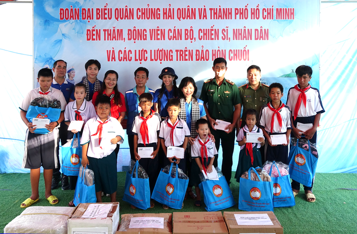 Mang tình cảm đất liền đến với quân và dân vùng biển đảo Tây Nam- Ảnh 4. Mang tình cảm đất liền đến với quân và dân vùng biển đảo Tây Nam- Ảnh 4.