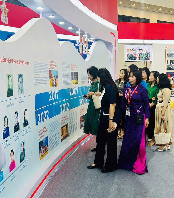 Phó Chủ tịch - Tổng Thư ký Nguyễn Thị Thu Hà thăm không gian triển lãm "Kiến tạo, phát triển"- Ảnh 4. Phó Chủ tịch - Tổng Thư ký Nguyễn Thị Thu Hà thăm không gian triển lãm "Kiến tạo, phát triển"- Ảnh 4.